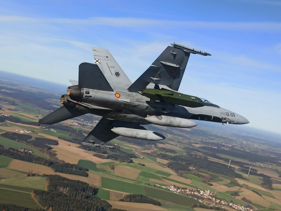 Caza de combate F-18 con un misil Taurus. Foto: Ejército del Aire