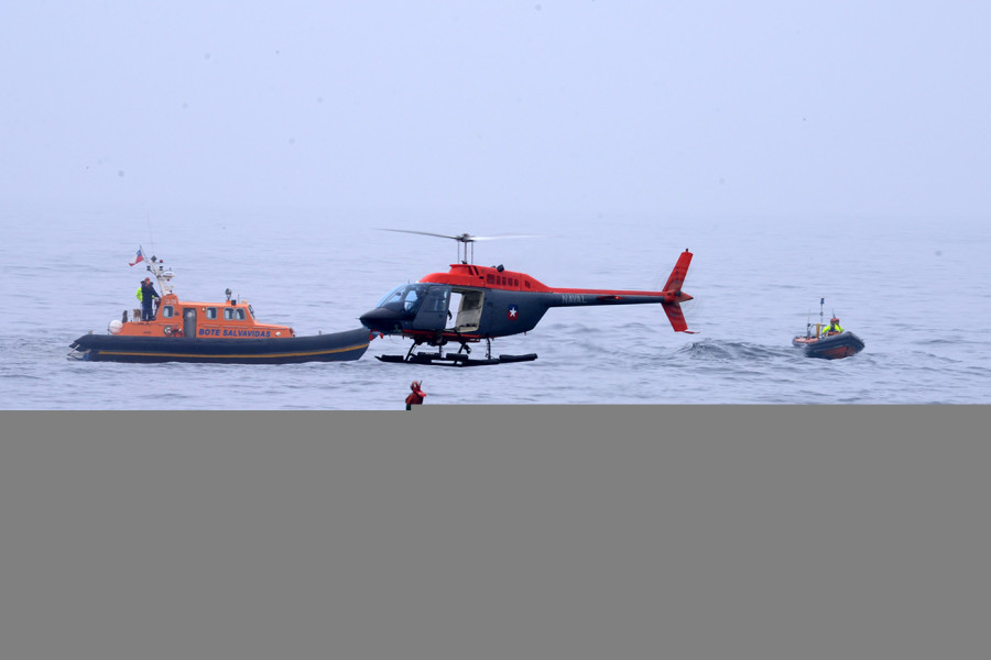 Helicóptero Bell 206B Jet Ranger III UH-57B en tareas de rescate costero. Foto: Armada de Chile