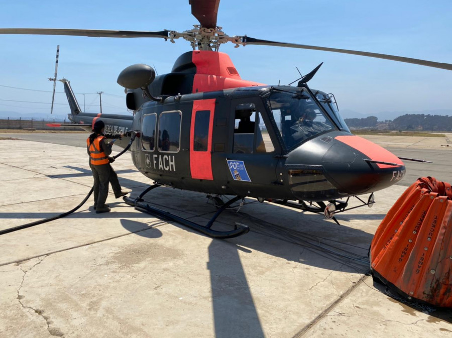 Un Bell 412EP del Grupo de Aviación N° 9 con el sistema Bambi Bucket. Foto: FACh