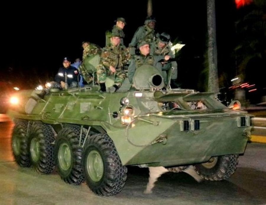 El ministro Padrino, a bordo de un blindado BTR-80, encabezando el despliegue. Foto: Ministerio del Poder Popular para la Defensa.