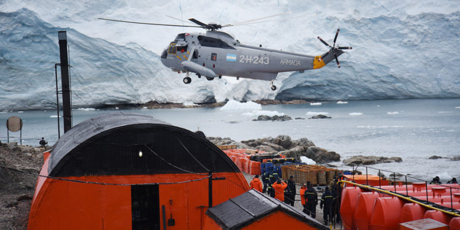 Helicóptero Sea King en las inmediaciones de la base. Foto: Armada argentina