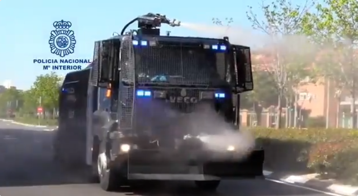 Pruebas con el nuevo equipo en el vehículo lanza agua. Foto: Policía Nacional