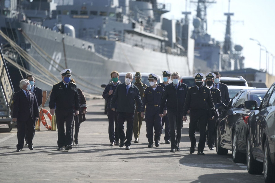 El presidente Piñera y su comitiva en el Molo de Abrigo de Valparaíso. Foto: Armada de Chile