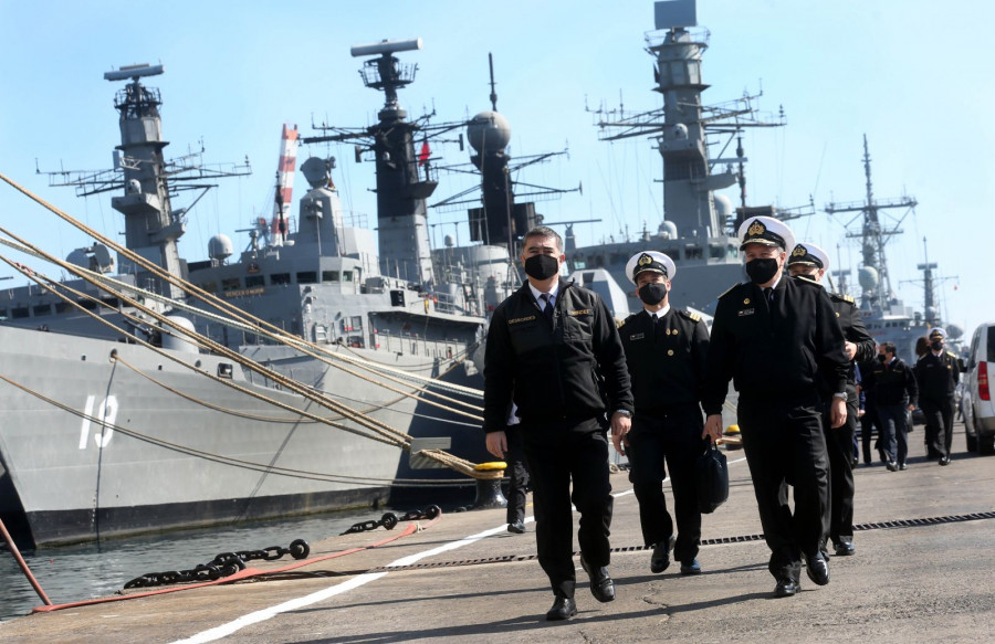 El ministro Mario Desbordes y el almirante Julio Leiva en el molo de abrigo de Valparaíso. Foto: Ministerio de Defensa de Chile