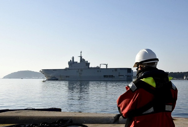 El portahelicópteros francés Dixmude L9015, zarpando de Tolón, el 3 de abril, rumbo al Caribe. Foto: État-major des Armées