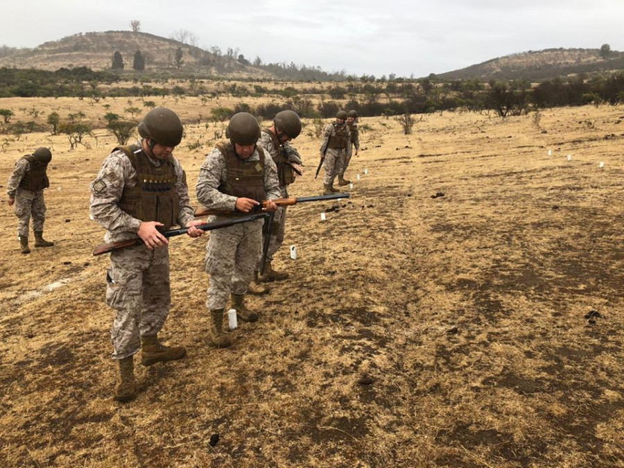 Personal del Regimiento Nº 16 Talca en reinstrucción de tiro de escopeta antidisturbio. Foto: Ejército de Chile
