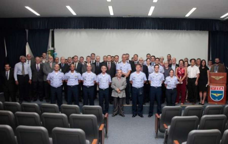 Autoridades e integrantes do CEI reunidos em São José dos Campos ITA