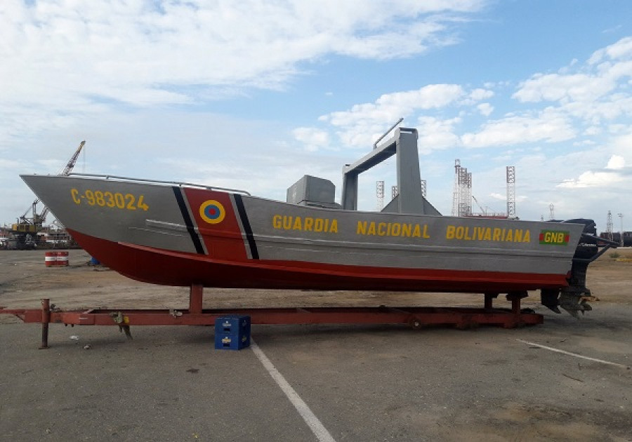 Lancha tipo C de 30 pies, en proceso de recuperación. Foto: DVL No. 23  Guardia Nacional de Venezuela.