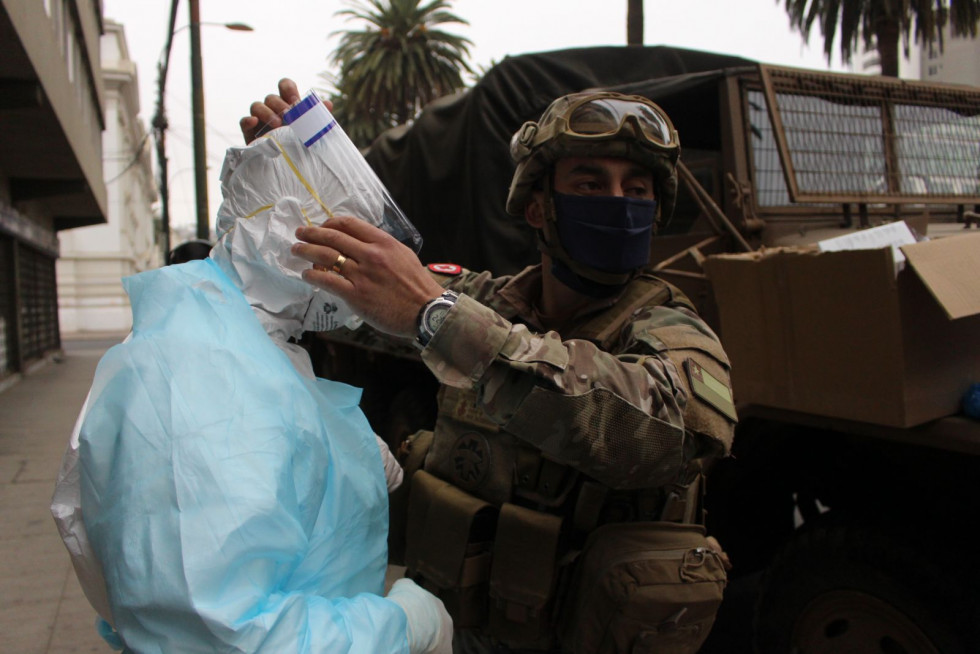 El traslado de los pacientes con examen de Covid-19 confirmado requiere estrictos protocolos sanitarios. Foto: Armada de Chile