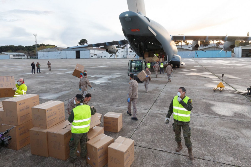 Descarga de material de un A400M de Airbus en la base de Getafe: Foto: Airbus