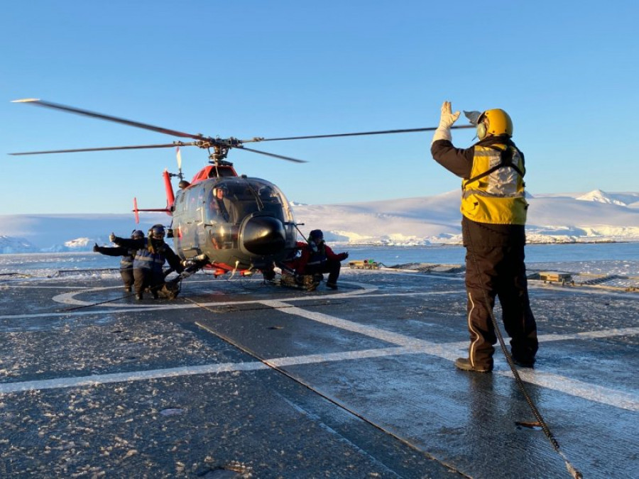 El Bo-105 Bolkow Naval 46 operando en el territorio antártico a bordo del OPV-83 Marinero Fuentealba. Foto: Armada de Chile
