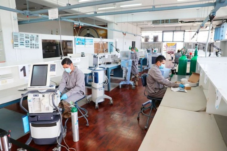 Técnicos de Selec trabajan en ventiladores mecánicos del Ministerio de Salud. Foto: Diario Oficial El Peruano