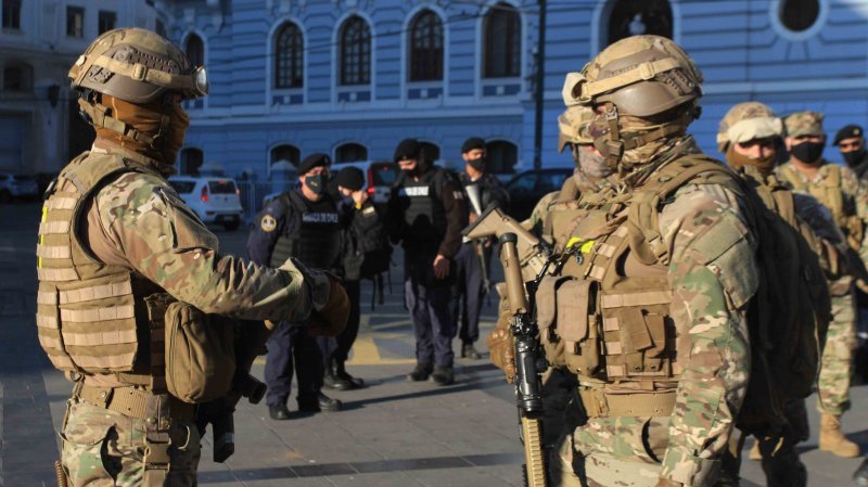 Las tres ramas de las FFAA continúan realizando variadas tareas en apoyo de la autoridad sanitaria. Foto: Armada de Chile