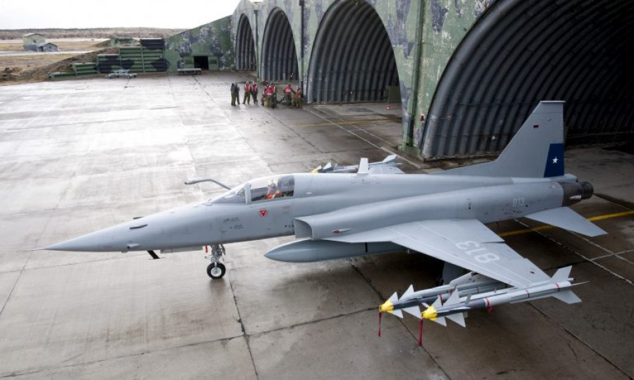 Un F-5 Tigre III porta misiles Rafael Python IV en la base aérea Chabunco. Foto: Cristóbal SotoVortexx Magazine