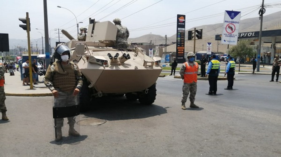 Vehículo anfibio LAV II y personal de la Marina de Perú en labores de soporte a la Policía durante estado de emergencia. Foto: MGP