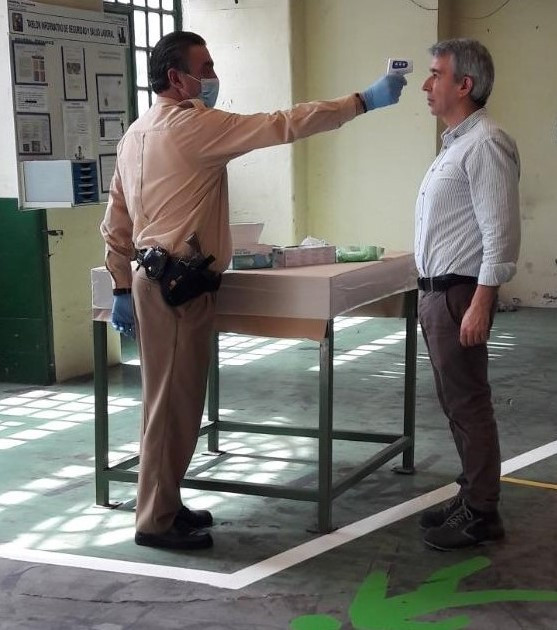 Toma de temperatura al personal de los centros. Foto: Santa Bárbara Sistemas