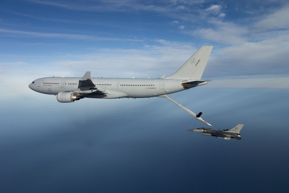 Un F-16 de la USAF es reabastecido por un Airbus A330 MRTT KC-30A de la Real Fuerza Aérea de Australia. Foto: USAF