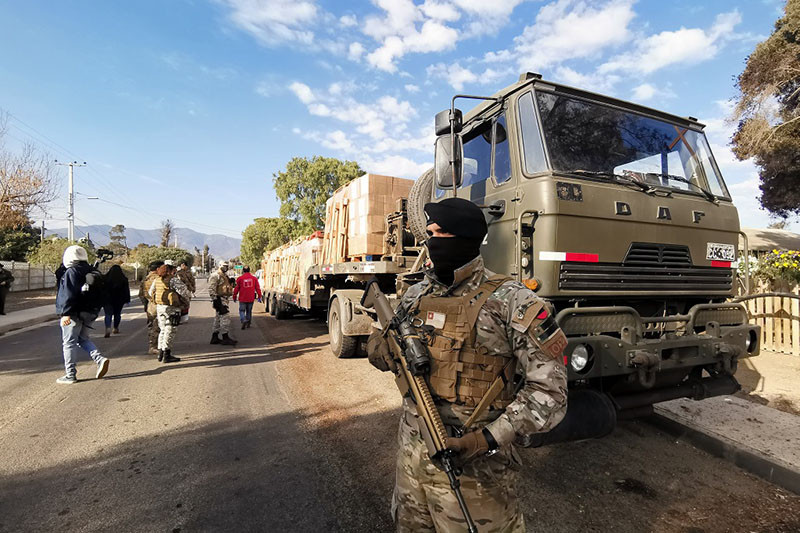 Un Comando de Aviación de la FACh resguarda la entrega de alimentos en la Región de Valparaíso. Foto: FACh