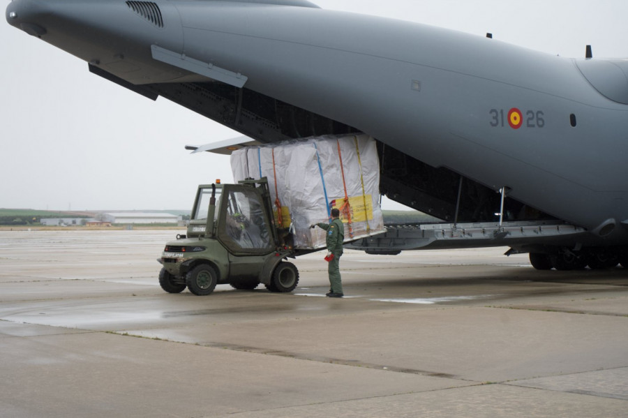 Descarga de material de un A400M. Foto: Ministerio de Defensa