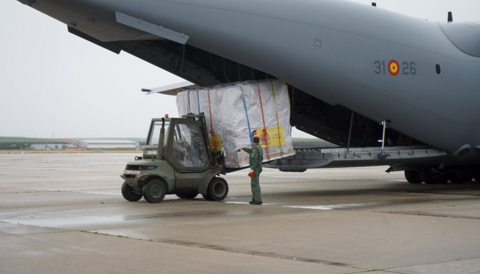 Descarga de material de un A400M. Foto: Ministerio de Defensa