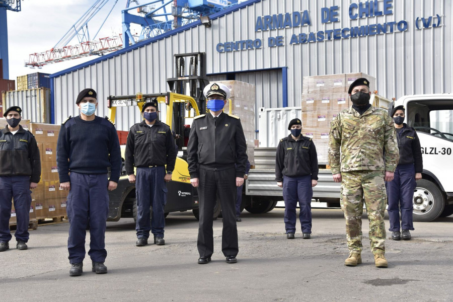 Contraalmirante AB Jorge Molina centro junto a personal del Centro de Abastecimiento de Valparaíso. Foto: Armada de Chile
