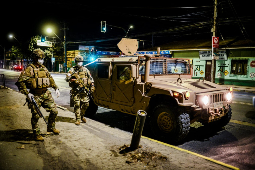 Personal de la BAE en labores de vigilancia nocturna. Foto: Armada de Chile