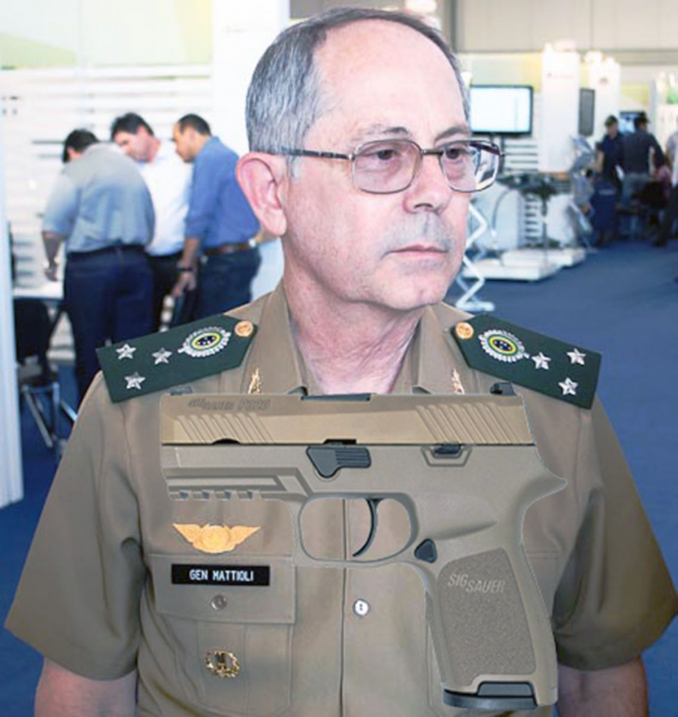 General Matiolli, diretor-presidente da Imbel e a SIG Sauer P320