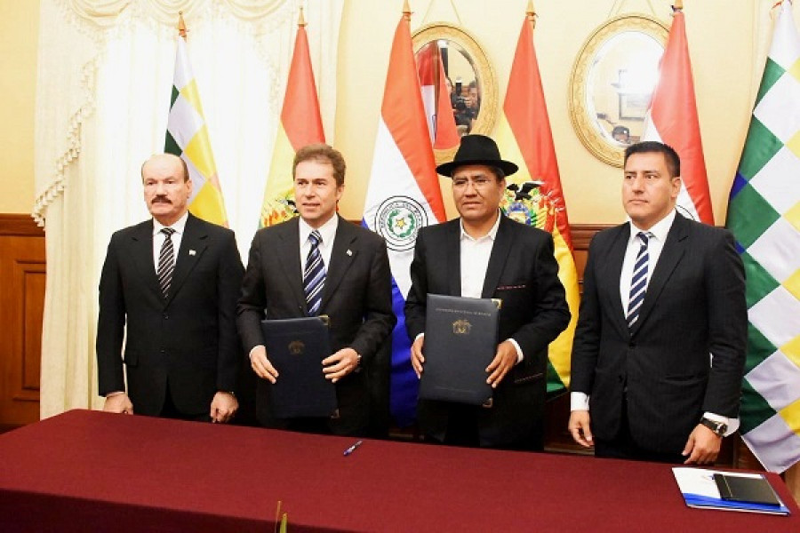 Ministros de Relaciones Exteriores y de Defensa de Paraguay y Bolivia durante la firma del convenio. Agencia Boliviana de Información.