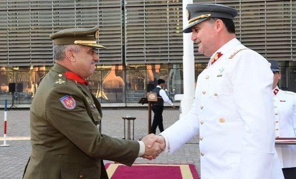 La condecoración fue conferida al JEME por estrechar las relaciones militares entre ambas instituciones. Foto: Ejército de Chile