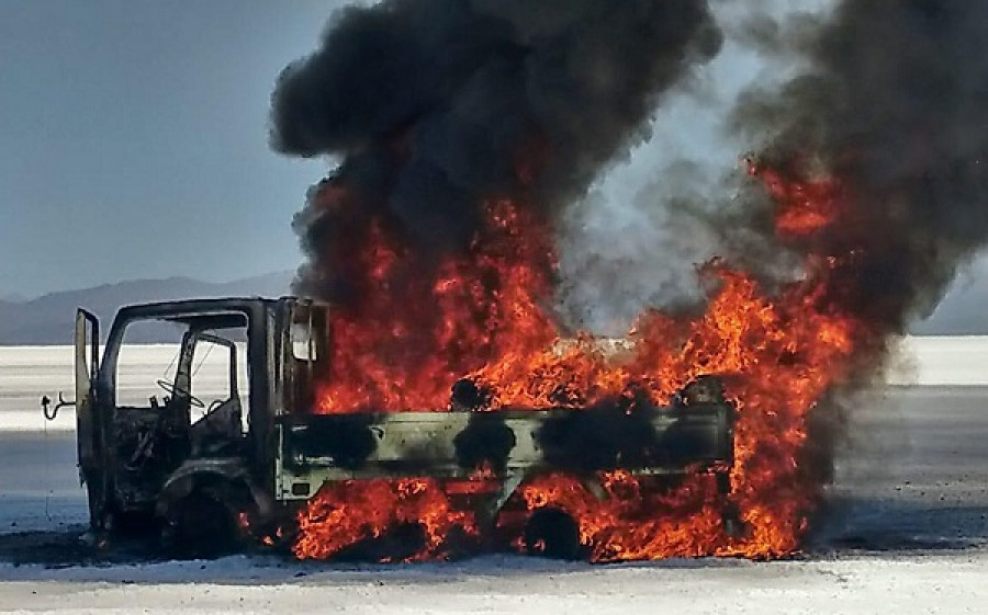 Camión incinerado por el Ejército boliviano en la frontera con Chile. Foto: Agencia Boliviana de Información.