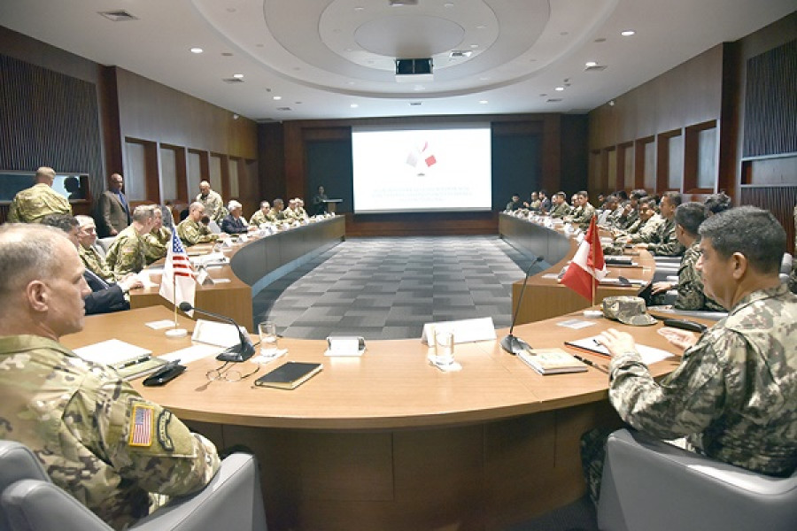 Oficiales militares peruanos y estadounidenses en reunión de trabajo, en Lima. Foto: Ejército del Perú.
