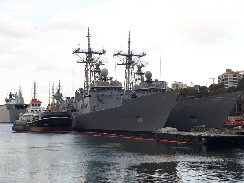 Las fragatas adquiridas por la Armada de Chile en Sidney a la espera de su transferencia. Foto: Twitter AndrewBGreene