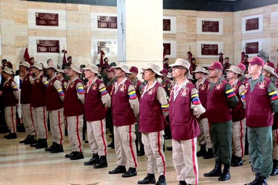 Milicianos uniforme claro con franjas rojas recién incorporados a la Guardia Nacional. Foto: Prensa Presidencial.