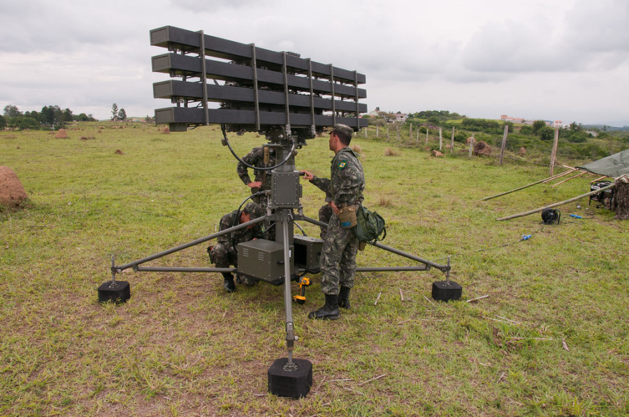De curto alcance e baixa altura, o SABER M60 detecta alvos a até 60 km de distância.