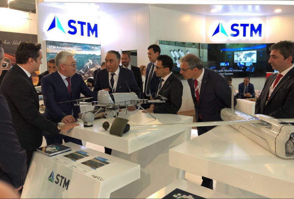 Empresa turca de drones en una feria del sector. Foto: STM