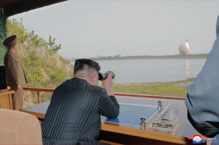 Kim-Jong un observa una prueba con misiles. Foto: KCNA