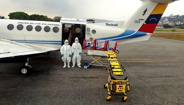 Equipo especializado para traslados aeromédicos frente a un avión King Air 350. Foto: Aviación Militar de Venezuela