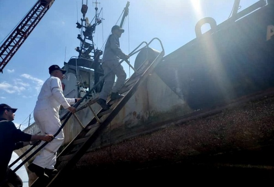 Comisión inspectora de la Dirección Naval de Logística abordando el PG-33, varado en el astillero. Foto: DINALO Armada de Venezuela.