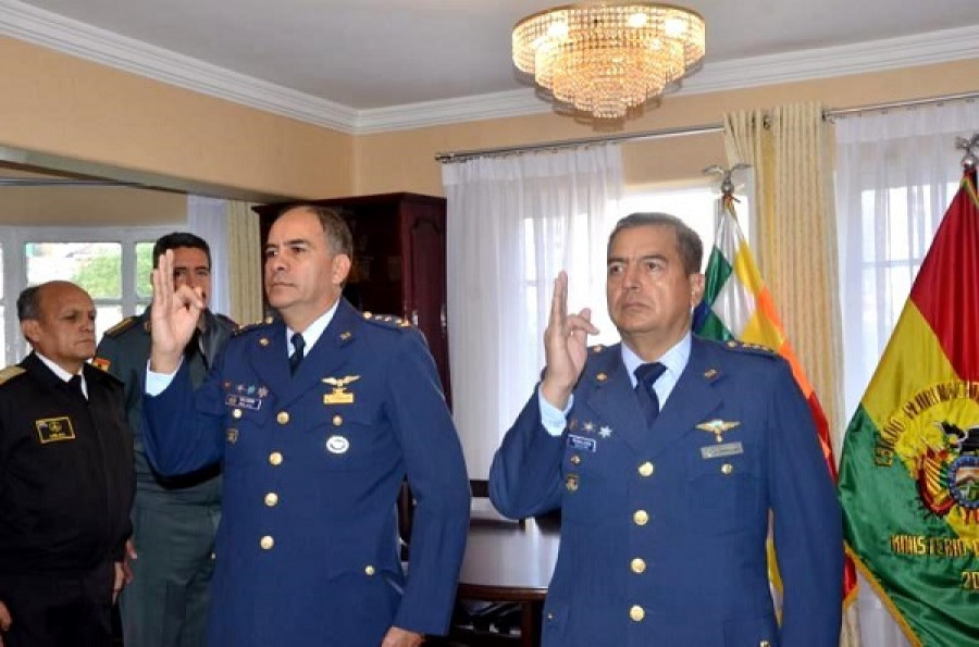 Los nuevos gerentes generales de TAM y TAB en el acto de posicionamiento. Foto: Ministerio de Defensa de Bolivia