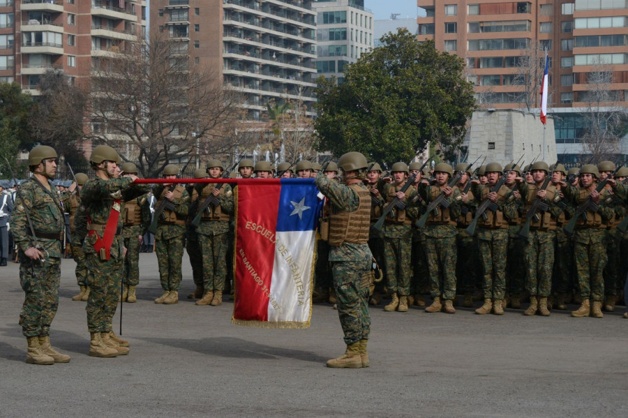 Personal de la Escuela de Infantería efectúa el juramento a la bandera. Foto: Ejército de Chile