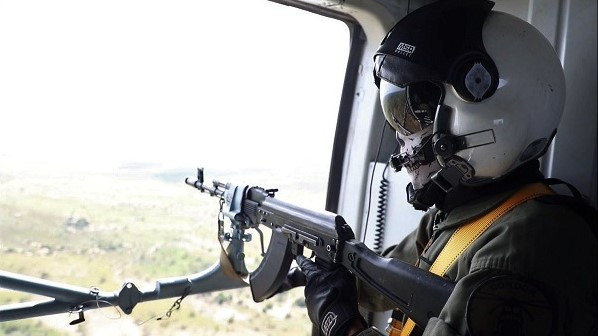 Tripulante de un helicóptero Mi-17V5 de la Aviación del Ejército venezolano, portando un AK-103. Foto: Comando Estratégico Operacional.