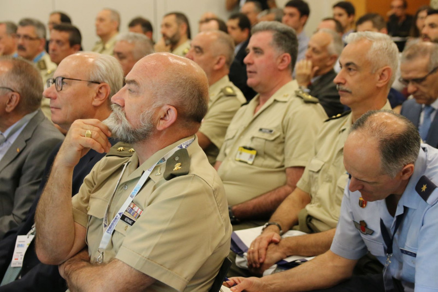 Asistentes a la conferencia sobre la Fuerza 35 en Feindef. Foto: Ginés Soriano Forte  Infodefensa.com