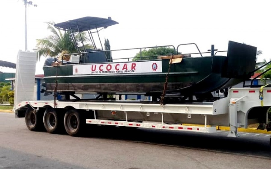 Lancha Antares´ transportada en un camión tractor. Foto: Cuerpo de Ingenieros  Armada de Venezuela.