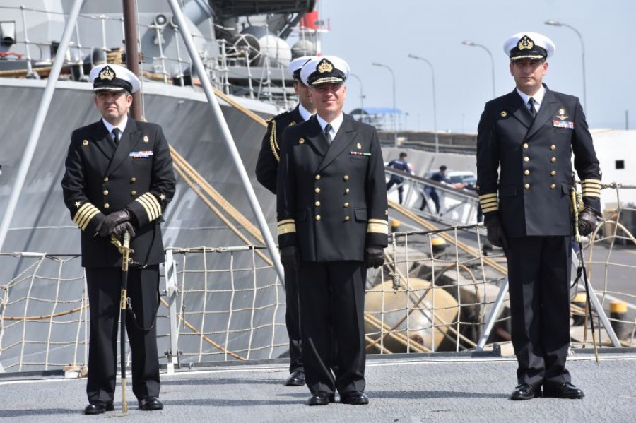El comandante en jefe de la Escuadra Nacional, contraalmirante José Luis Fernández centro encabezó la ceremonia. Foto: Armada de Chile