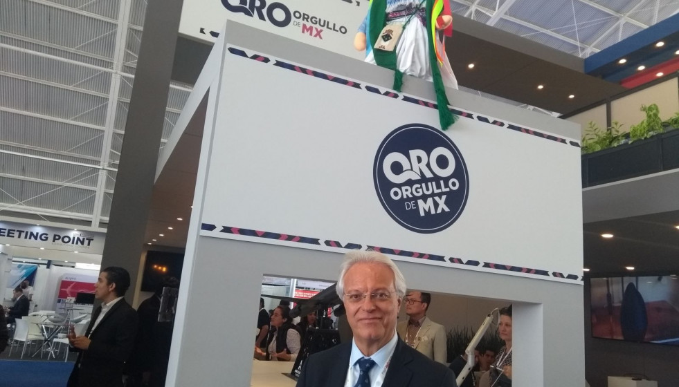 Juan Carlos Corral, director general ITP-A México, posa en el stand del aerocluster de Querétaro