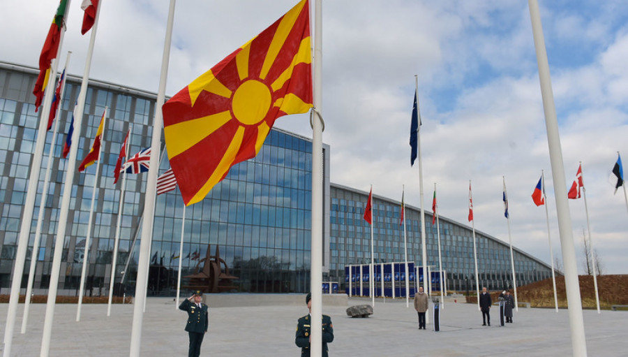 Izado de la bandera de Macedonia del Norte por primera vez en el sede de la OTAN en Bruselas. Foto: OTAN