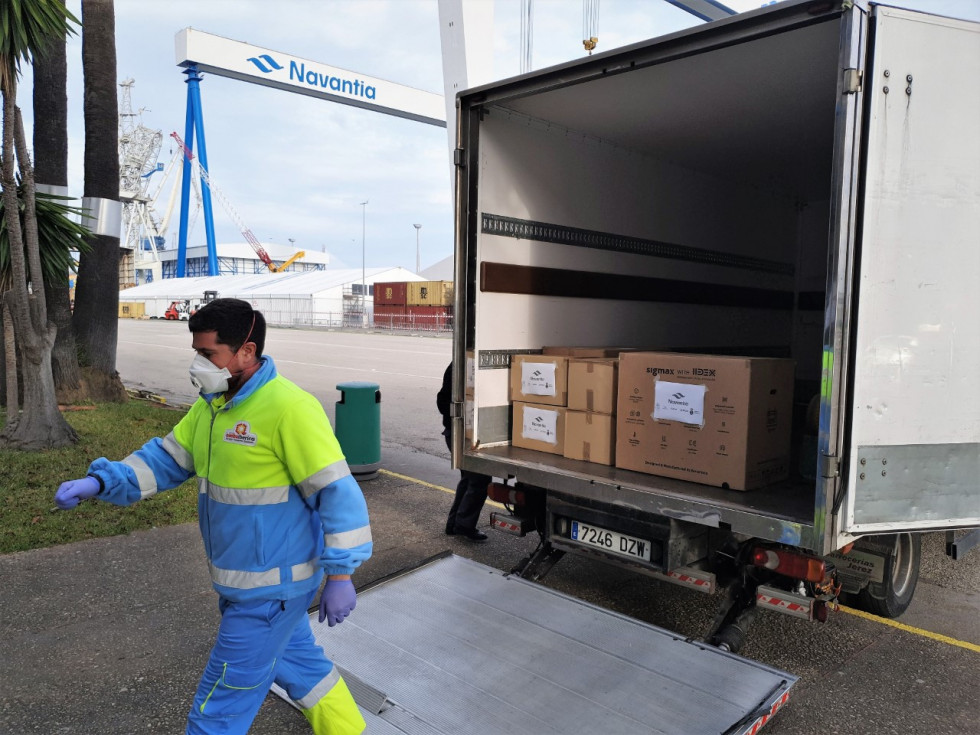 Traslado de las pantallas de protección producidas en Cefan. Foto: Navantia