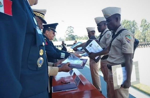 Los nuevos suboficiales haitianos reciben sus correspondientes certificados en México. Foto: Ministère de la Défense dHaïti