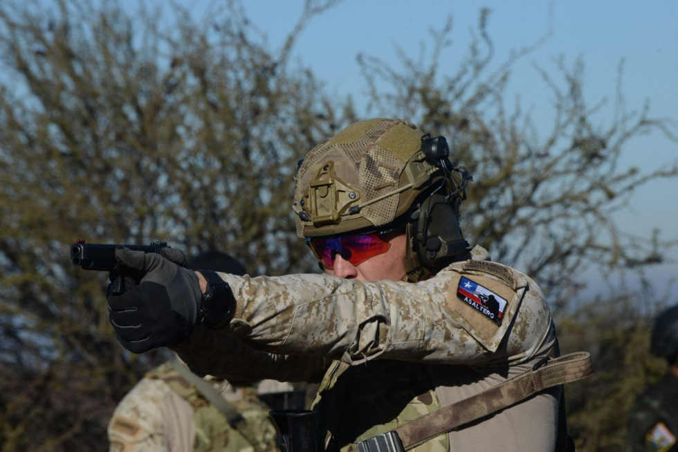 Comando del Ejército de Chile en la prueba de tiro de pistola. Foto: Ejército de Chile