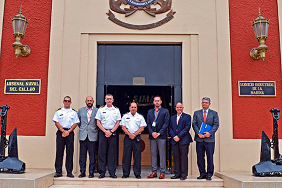 Ejecutivos de SIMA Perú y Metal Shark Boats reunidos en SIMA Callao. Foto: SIMA Perú.